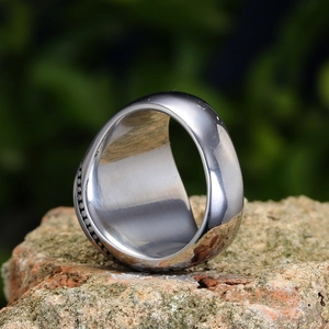 Anillo de árbol de la vida vikingo de acero inoxidable pulido sobre piedra natural