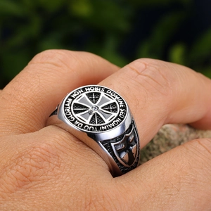 Anello vintage da uomo in acciaio inossidabile con croce incisa e testo in latino