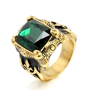 Vista macro de anillo guerrero nórdico con circón verde y detalles de iris dorados