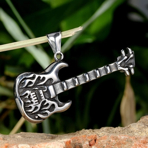 Collar con colgante de guitarra rock gótica con motivos de llamas y calaveras en acero vintage