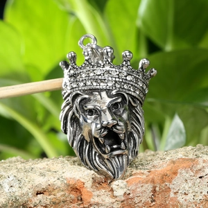 Hip hop lion head pendant necklace with crown and sparkling stones in silver finish