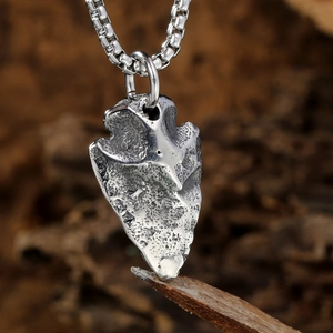 Collier rétro avec pendentif pointe de flèche en acier inoxydable et chaîne à mailles