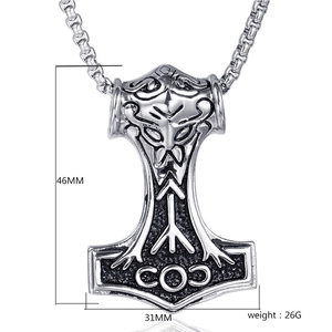 Vue détaillée du pendentif Mjölnir de Thor argenté avec dimensions de 46mm de haut et 31mm