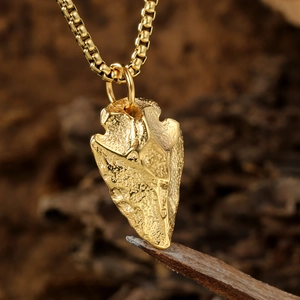 Collier vintage avec pendentif flèche dorée, texture martelée et chaîne box en acier