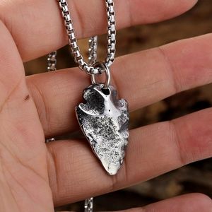 Pendentif Pointe de Flèche Vintage en Acier Inoxydable Sans Chaîne Texture Martelée Rétro Pendentif Flèche pour Hommes Femmes Bijoux