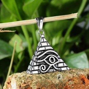 Détail macro du pendentif pyramide Oeil d'Horus en acier inoxydable pour hommes