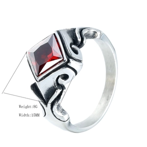Vue détaillée d'une bague vintage montrant une largeur de 15 mm et une gemme rouge