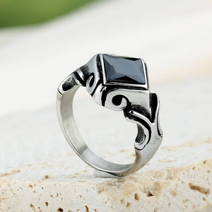 Bague gothique pour homme en acier inoxydable avec pierre noire carrée et gravures