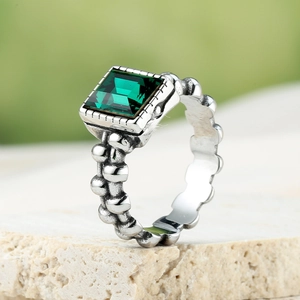 Vintage ring met groene smaragd geslepen steen en getextureerde zilveren kralenband