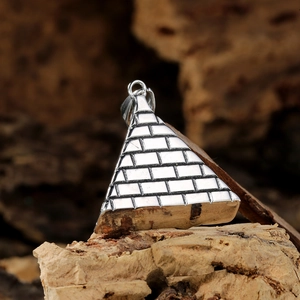 Pendentif pyramide argenté en acier inoxydable avec gravures sur fond de bois naturel