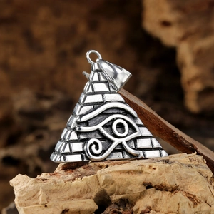 Pendentif pyramide vintage en acier avec le symbole égyptien de l'Oeil d'Horus