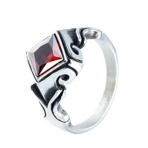 Bague en argent chic avec pierre rouge carrée et gravures vintage sur fond blanc neutre
