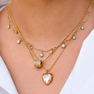 Drielagige 18k vergulde roestvrijstalen ketting met een hartvormige hanger van zirkoon