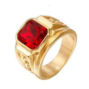 Dettaglio dell'anello d'oro vintage con gemma rossa rettangolare e intagli laterali