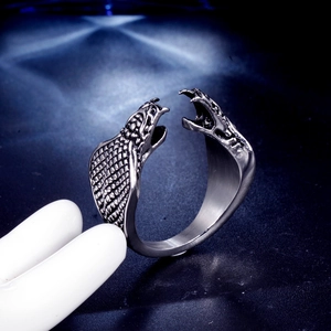 Detailweergave van de punkring met dubbele slangenkop en geoxideerde afwerking op hand