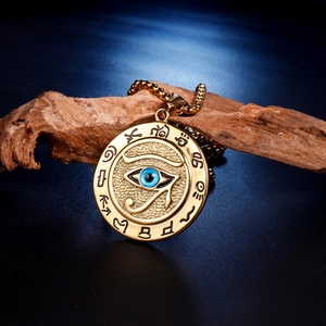 Collier Oeil de Horus doré avec oeil bleu et symboles égyptiens anciens