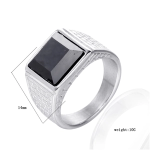 Détail de la bague chevalière en acier argenté avec pierre d'agate noire, largeur 14 mm
