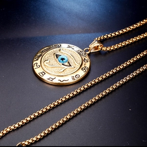 Collier pendentif Œil d'Horus en acier doré avec pierre bleue et chaîne à mailles