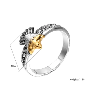 Dettaglio dell'anello aquila con misura di 10mm e texture a piuma sulla fascia