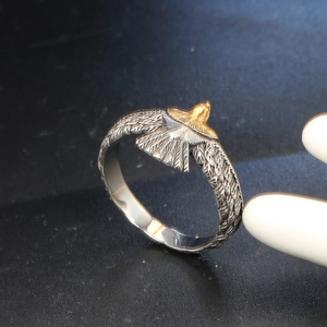 Anello vintage con aquila in acciaio inossidabile con dettagli dorati e piume