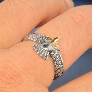 Anello aquila bicolore in oro e argento vintage con dettagliate texture di piume
