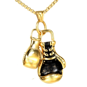 Collana con guantoni da boxe in metallo oro e nero con dettagli di cuciture su sfondo bianco