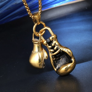 Collana con pendente guantoni da boxe dorati e catena a scatola per uno stile sportivo