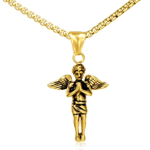 Collier avec pendentif ange en prière doré et chaîne vénitienne sur fond blanc pur