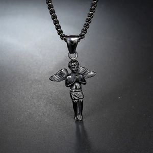 Collier pendentif ange priant en noir fusil vintage avec détails d'ailes sur chaîne carrée