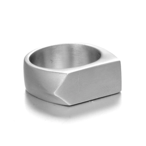 Bague flèche argentée minimaliste avec plateau rectangulaire et bande en acier titane en V