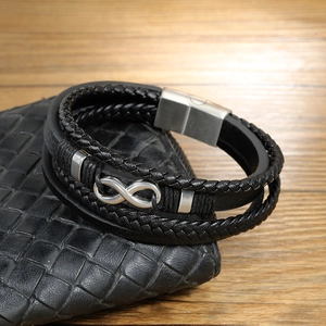 Meerlagige herenarmband van gevlochten leer met oneindigheidsteken en magneetsluiting