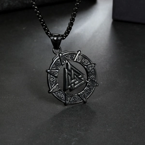 Βίκινγκ Valknut μενταγιόν από μαύρο ματ ανοξείδωτο ατσάλι με σκανδιναβικούς ρούνους
