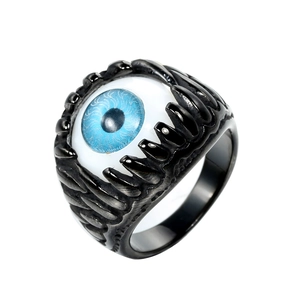 Punk roestvrijstalen ring met lichtblauw boos oog en zwart vintage klauwontwerp in detail