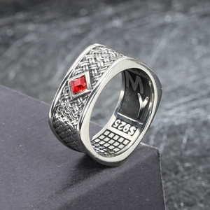Bague en argent sterling S925 avec texture tressée et pierre rouge carrée sertie