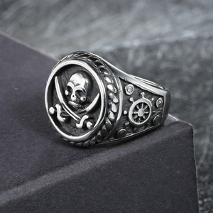 Anello pirata vintage in acciaio inossidabile con teschio, sciabole e timone laterale