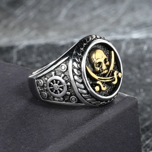 Anello pirata retrò in acciaio con teschio dorato e ossa incrociate su pietra