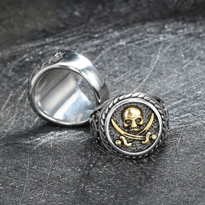 Anello pirata retrò in acciaio con teschio dorato e spade incrociate su fascia argento