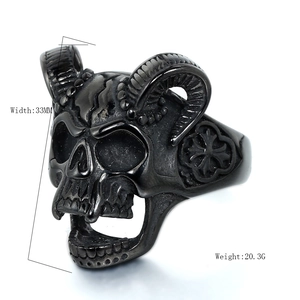 Punk gothic ram schedel ring in zwart roestvrij staal met kruispatroon en 33 mm breedte