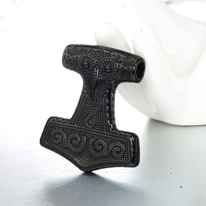 Colgante martillo de Thor en acero inoxidable negro mate con grabados nórdicos