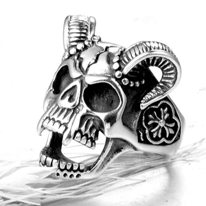 Gothic ramsschedel ring in punkstijl gemaakt van vintage roestvrij staal met kruisdetails