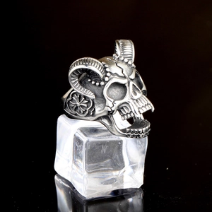 Gothic punk ram schedel ring van roestvrij staal met gedetailleerd Maltezer kruis