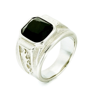 Bague dragon vintage en acier inoxydable pour homme avec pierre noire carrée sur fond blanc