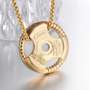 Détail du pendentif disque de poids en acier inoxydable doré avec finition polie