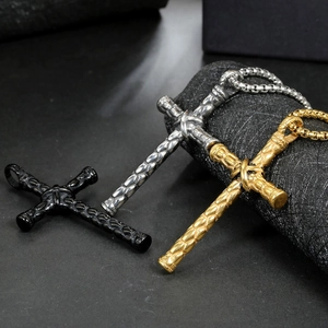 Collana con ciondolo a croce classica da uomo in nero, argento e oro con trama a scaglie