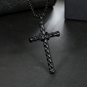 Collana con ciondolo a croce in acciaio inossidabile nero con trama a corda ritorta