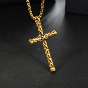 Collana da uomo con croce dorata in acciaio inossidabile e dettagli neri a treccia