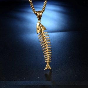 Detaillierte Nahaufnahme des goldenen Fischgräten-Anhängers aus Edelstahl an einer Box-Kette