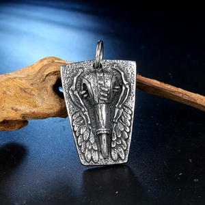 Pendentif vintage en acier titane oxydé avec ailes de corbeau et motifs gothiques
