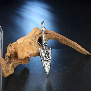 Detailopname van Viking pijl hanger met Keltische knoop op natuurlijk houten tak