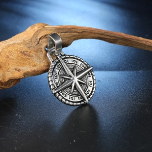 Pendentif boussole rétro en acier inoxydable avec finition oxydée sur bois flotté